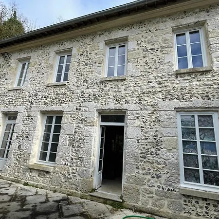 Le Grand Logis Du Chateau De Ste Genevieve-3 Chambres-salon-cuisine-terrasse-barbecue-100 M2 Pour 6 A 8-havre De Paix-3ha A 3km De Giverny-parc Naturel Du Vexin-piscine En Ete-en Sus Massages-jacuzzi-sauna-hammam-fitness-ballades En 2cv-velo-cheval-a Holiday home *