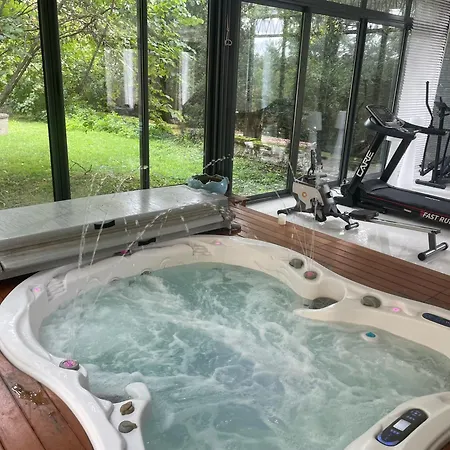 Holiday home Le Grand Logis Du Chateau De Ste Genevieve-3 Chambres-salon-cuisine-terrasse-barbecue-100 M2 Pour 6 A 8-havre De Paix-3ha A 3km De Giverny-parc Naturel Du Vexin-piscine En Ete-en Sus Massages-jacuzzi-sauna-hammam-fitness-ballades En 2cv-velo-cheval-a